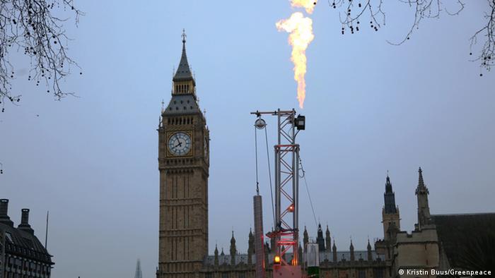 Greenpeace installs a life-like 10-meter fracking rig and drill at Parliament Square in London (Photo: Greenpeace/Kristin Buus)
