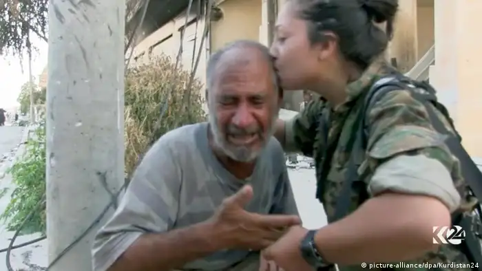 Syrien Manbidsch Videostill Kurdenkämpferin tröstet Mann