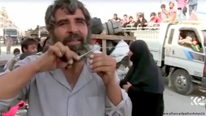 Syrien Manbidsch Videostill Mann schneidet Bart