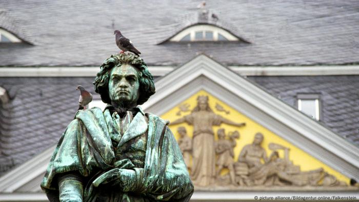 Beethoven Denkmal, grünlich verfärbt, auf dem Kopf und der Schulter sitzen jeweils eine Taube (Foto: picture-alliance/Bildagentur-online/Falkenstein).