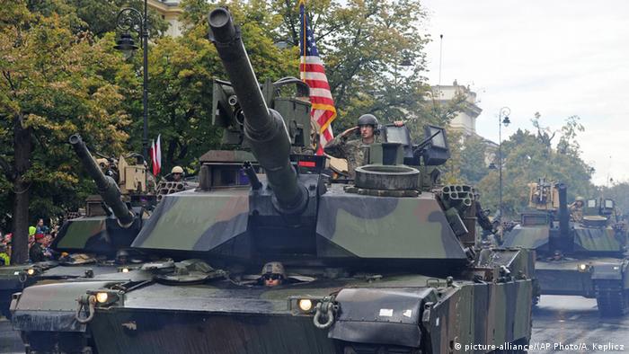 Американские танки на военном параде в Варшаве (фото из архива)
