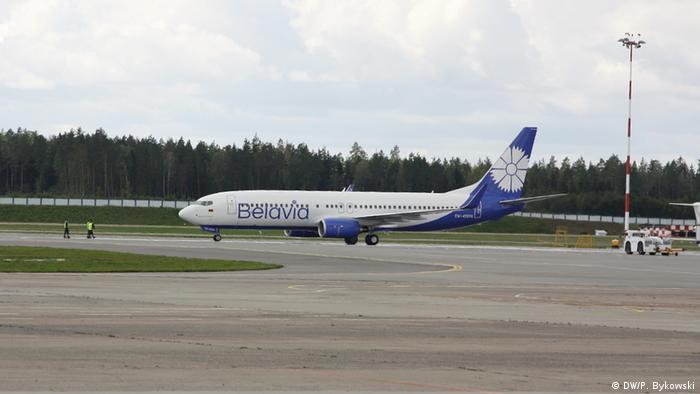Weißrussland Minsk Flugzeug der Fluggesellschaft Belavias