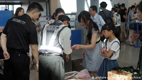 China Shanghai Pudong International Airport Sicherheitscheck 