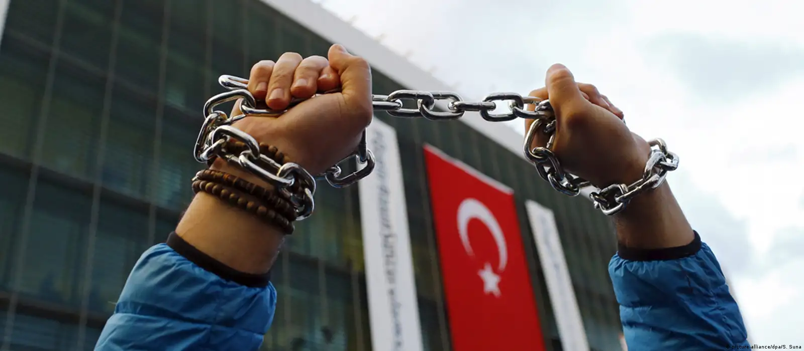 Turkey shuts down influential pro-Kurdish newspaper – DW – 08/16/2016