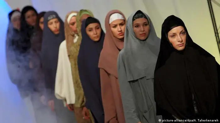 Iran Kopfbedeckung bei einer Modenschau (picture-alliance/dpa/A. Taherkenareh)