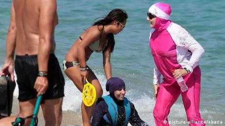 Frankreich Zwei Frauen tragen Burkini am Strand