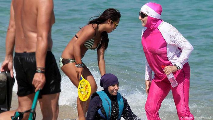 Frankreich Zwei Frauen tragen Burkini am Strand