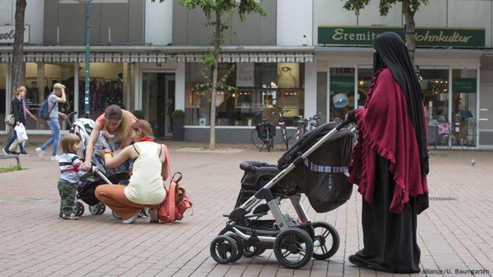 Deutschland Niqab - Trägerin in Bad Godesberg