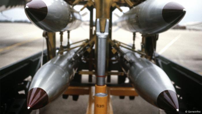 En este caso, a una masa de uranio, llamada subcrítica, se le añade una cantidad del mismo elemento químico para conseguir una masa crítica que comienza a fisionar por sí misma. Otros elementos potencian la creación de neutrones libres, acelerando la reacción en cadena sostenida, provocando destrucción por la onda de choque mecánica, la onda térmica y la radioactividad.