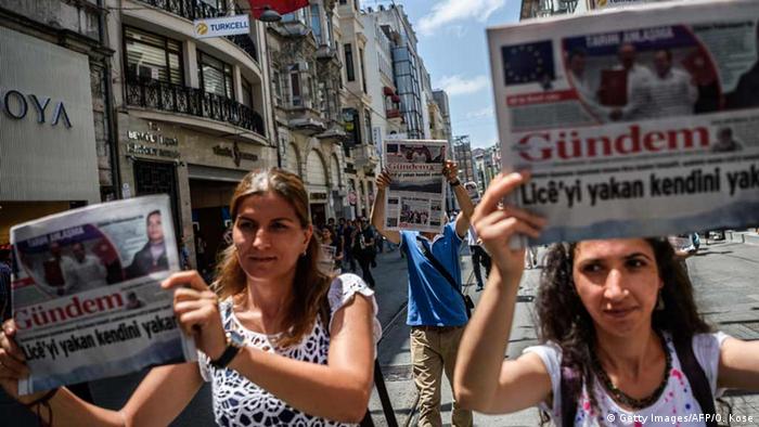 Türkei Demonstranten unterstützen Pro-kurdische Zeitung Ozgur Gundem