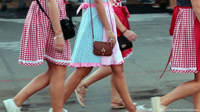 München Oktoberfest Junge Frauen Dirndl Handtaschen (picture-alliance/chromeorange)