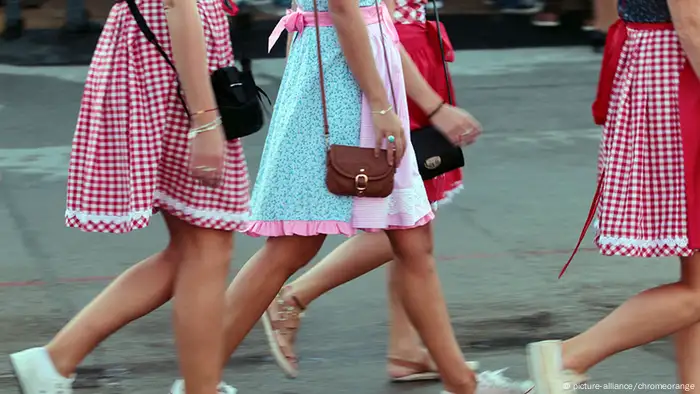 München Oktoberfest Junge Frauen Dirndl Handtaschen