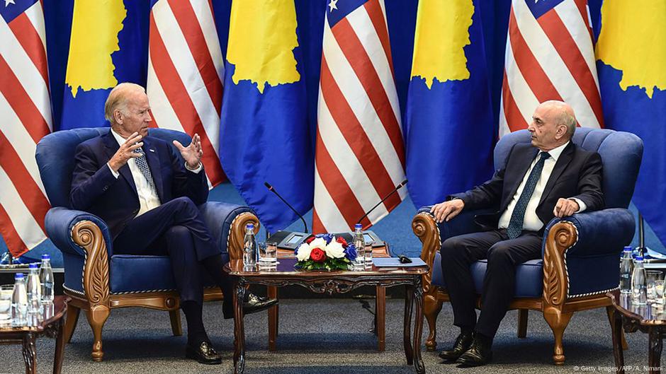 Bajden u Prištini 2016. sa tadašnjim premijerom Kosova Isom Mustafom
