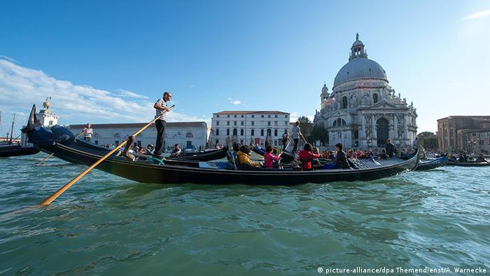 Italien Gondel faehrt in Venedig