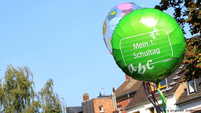 Ballon mit dem Text Mein erster Schultag (Foto: picture alliance/R. Goldmann)