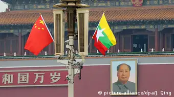 Chinesische und burmesische Flagge Besuch Aung San Suu Kyi in Peking
