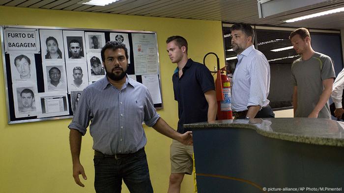 Gunnar Bentz Jack Conger verlassen die Polizeistation Rio Flughafen 