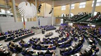 Eine Haushaltsdebatte im Bundestag 2006 (Foto: AP)