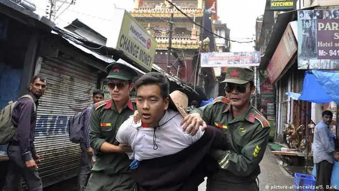 Indien Tibetische Aktivist und chinesische Soldaten in Dharamshala
