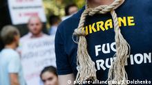 17.08.2016 epa05492369 A Ukrainian activists with a rope around his neck, takes part in a protest in front of the General Prosecutors office in Kiev, Ukraine, 17 August 2016. The protestors demanded the stop of illegal persecution of NABU officials. The National Anti-Corruption Bureau of Ukraine (NABU) has faced the first open unlawful confront of the other law enforcement bodies of Ukraine, being under the Bureau's investigation. EPA/SERGEY DOLZHENKO EPA/SERGEY DOLZHENKO +++(c) dpa - Bildfunk+++ | picture-alliance/dpa/S. Dolzhenko