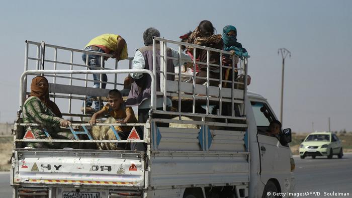 Курдское население Сирии покидает зону боев