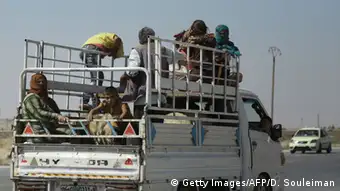 Syrische Kurden fliehen auf einem Lastwagen aus Hasaka