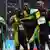 Equipe jamaicana do revezamento 4x100m rasoso celebra o tricampeonato olímpico na Rio 2016