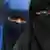 Niqab possui uma abertura diante dos olhos