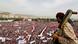 Yemen Sanaa Soldat Blickt auf Menschenmasse Yemen Sanaa Soldat Blickt auf Menschenmasse
