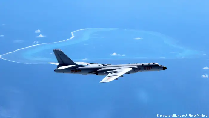 China Kampfflugzeug über dem japanischen Meer