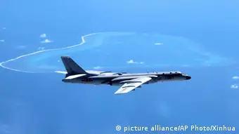 China Kampfflugzeug über dem japanischen Meer