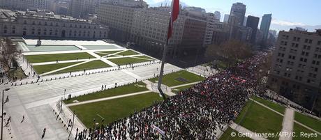 Chile Demonstrationen gegen das Rentensystem AFP (Getty Images/AFP/C. Reyes)