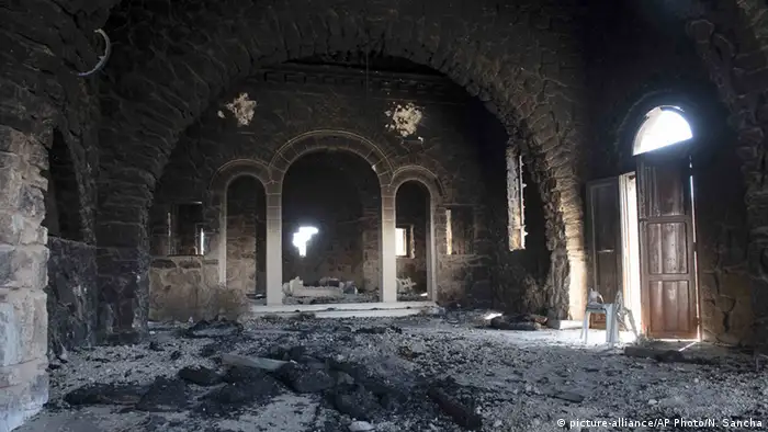 Verbrannter Innenraum des Klosters Mar Elian (Foto: AP)