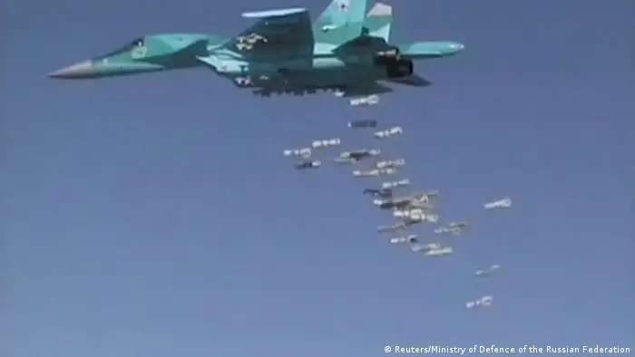 Syrien russischer Kampfjet Sukhoi Su-34 wirft Bomben bei Deir ez-Zor ab (Reuters/Ministry of Defence of the Russian Federation)