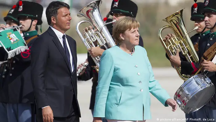 Italien Gipfel zu Brexit - Ankunft Angela Merkel mit Matteo Renzi (picture-alliance/AP Photo/R. de Luca)