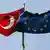 Развевающиеся на ветру флаги Турции и Евросоюза