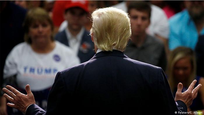 Donald Trump von hinten gesehen bei einer Wahlkampfveranstaltung in Virginia