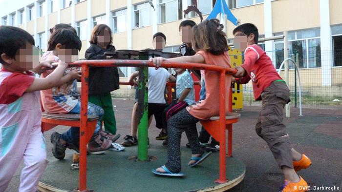 Дети-беженцы на детской площадке
