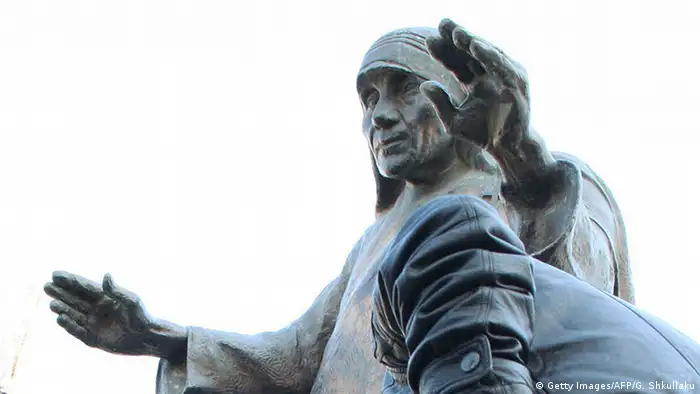 Albanien Statue von Mutter Teresa in Tirana