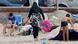 Muslimische Frau im Burkini am Strand von Marseille in Frankreich (foto: reuters) Muslimische Frau im Burkini am Strand von Marseille in Frankreich (foto: reuters)