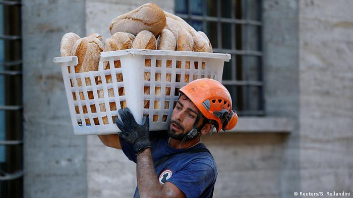 Спасатель несет корзину с булочками
