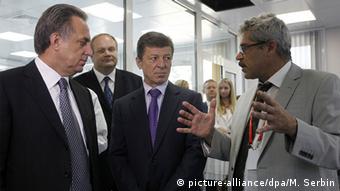 Виталий Мутко, Дмитрий Козак и Григорий Родченков во время осмотра Московской антидопинговой лаборатории в 2011 году