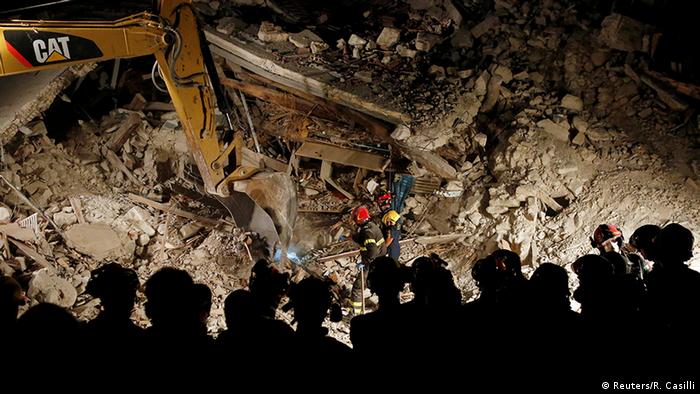 Спасатели разбирают завалы 