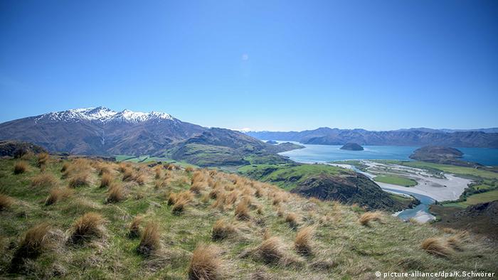 General view of the Rocky Mountain Track with Lake Wanaka in the background 