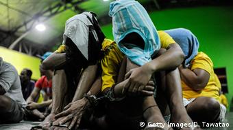 Festgenommene Drogendealer auf den Philippinen (Foto: Getty Images/D. Tawatao)