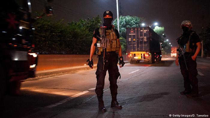 Polizisten in Manila sperren Mitte August nach der Tötung zweier Bewaffneter den Tatort ab (Foto: Getty)