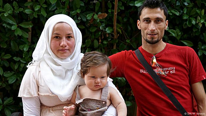 Syrische Familie mit Baby in Griechenland (Copyright: DW/M. Ilcheva)