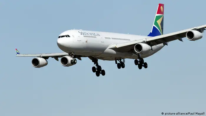Südafrika Airline South African Airways Flugzeug im Landeanflug (picture-alliance/Paul Mayall)