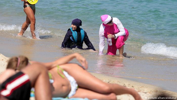 Жінки в буркіні на пляжі на острові Корсика
