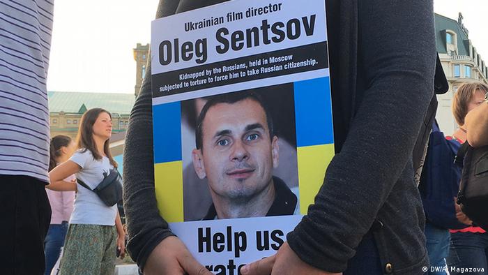 Плакат с портретом Олега Сенцова